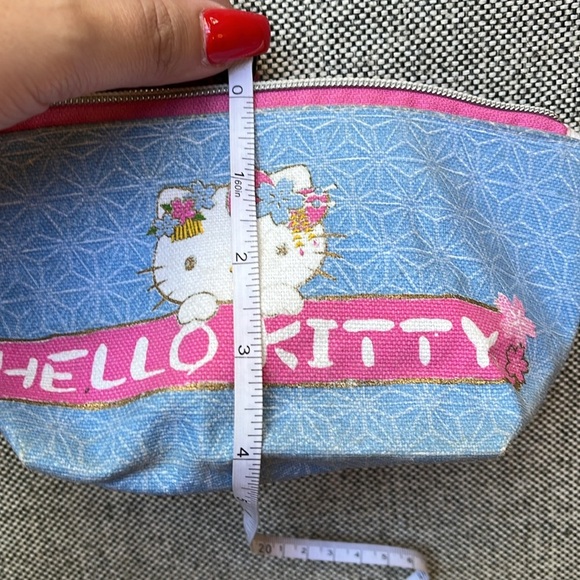 💕 Hello Kitty Plush Toy and Make up Bag! - Picture 16 of 17
